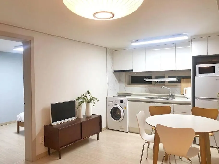 Апартаменты Hongdae Cozy&Lovely House 2Rooms Сеул